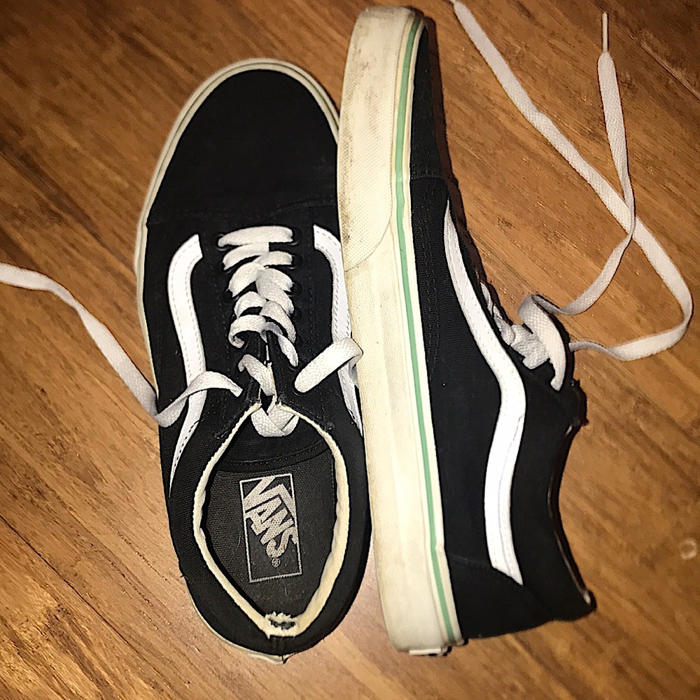 Vans low rise skate with green trim . UNISEX